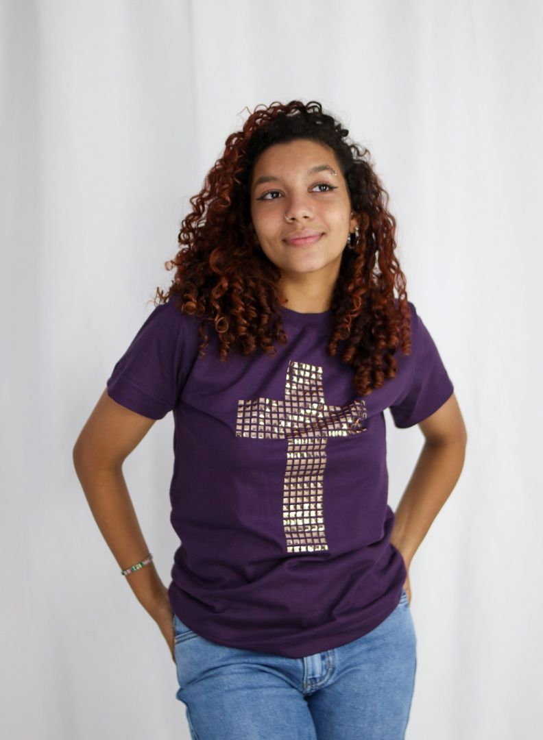 T-SHIRT STRASS QUAD GOLA CANELADA LARGA ROXO