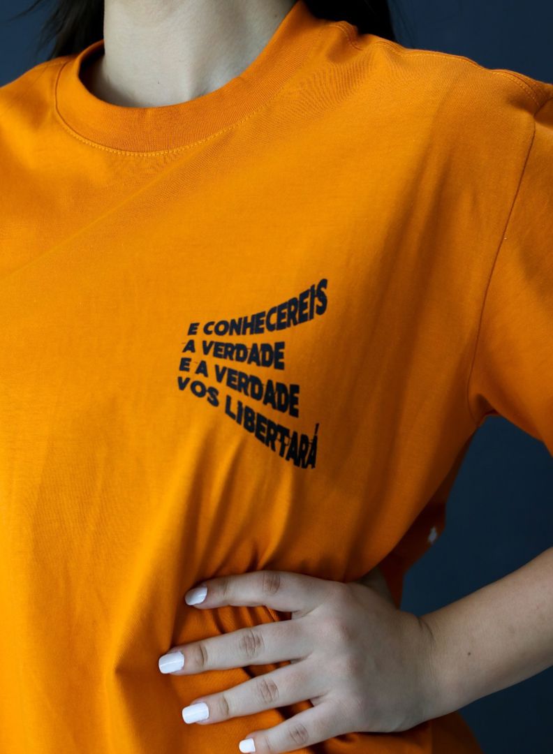 CAMISETA ADULTO E CONHECEREIS A VERDADE AMARELO