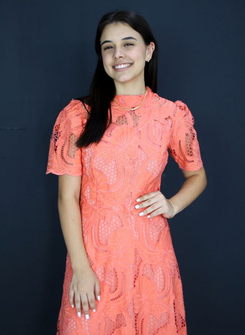 VESTIDO AD RICHILIEU BORDADO MIDI  1 BABADO SALMON