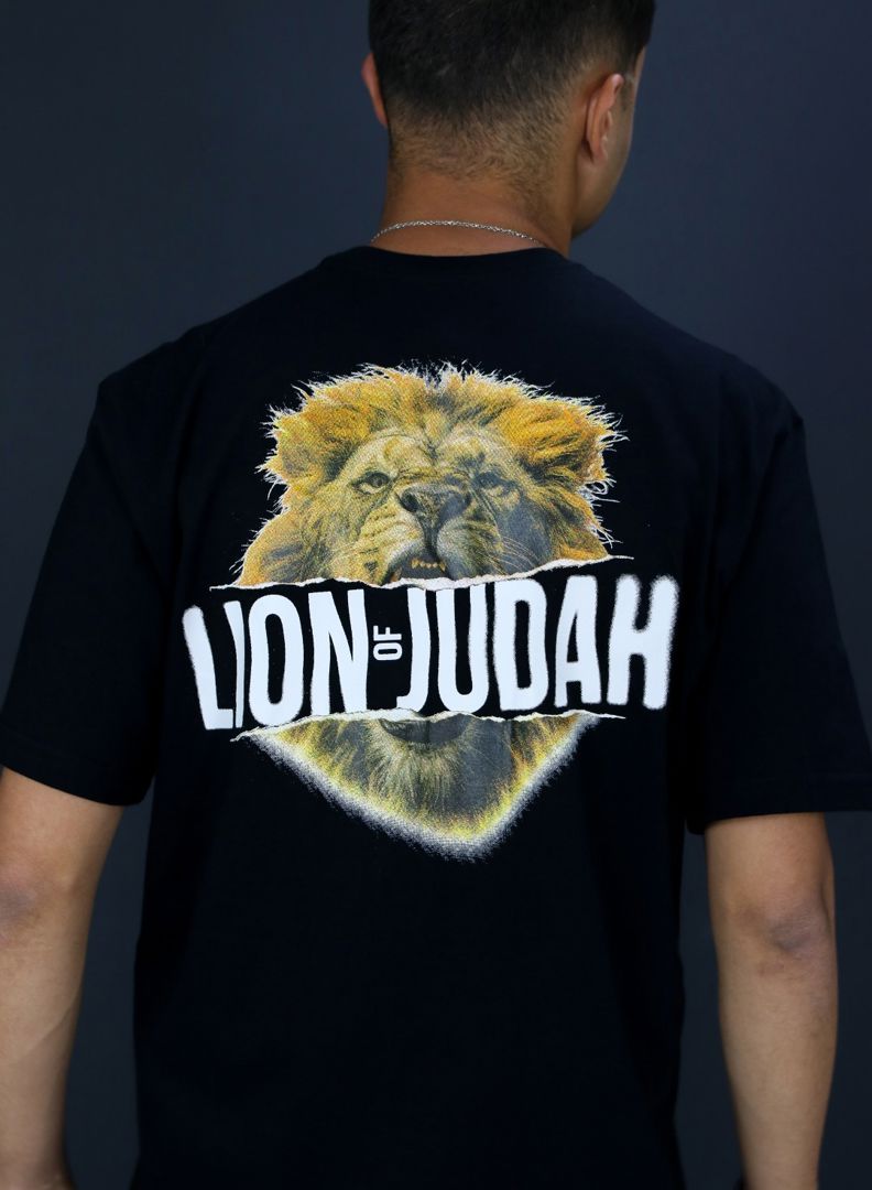 CAMISETA ADULTO LION OF JUDAH PRETO