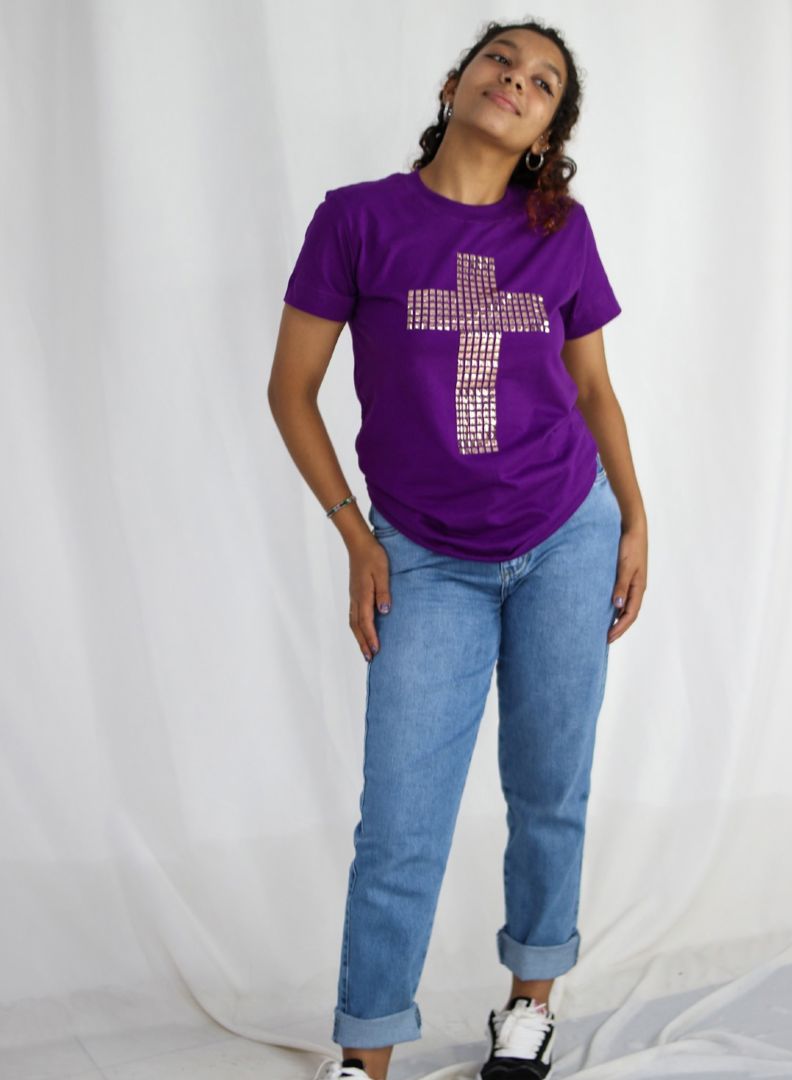 T-SHIRT STRASS QUAD GOLA CANELADA LARGA VIOLETA