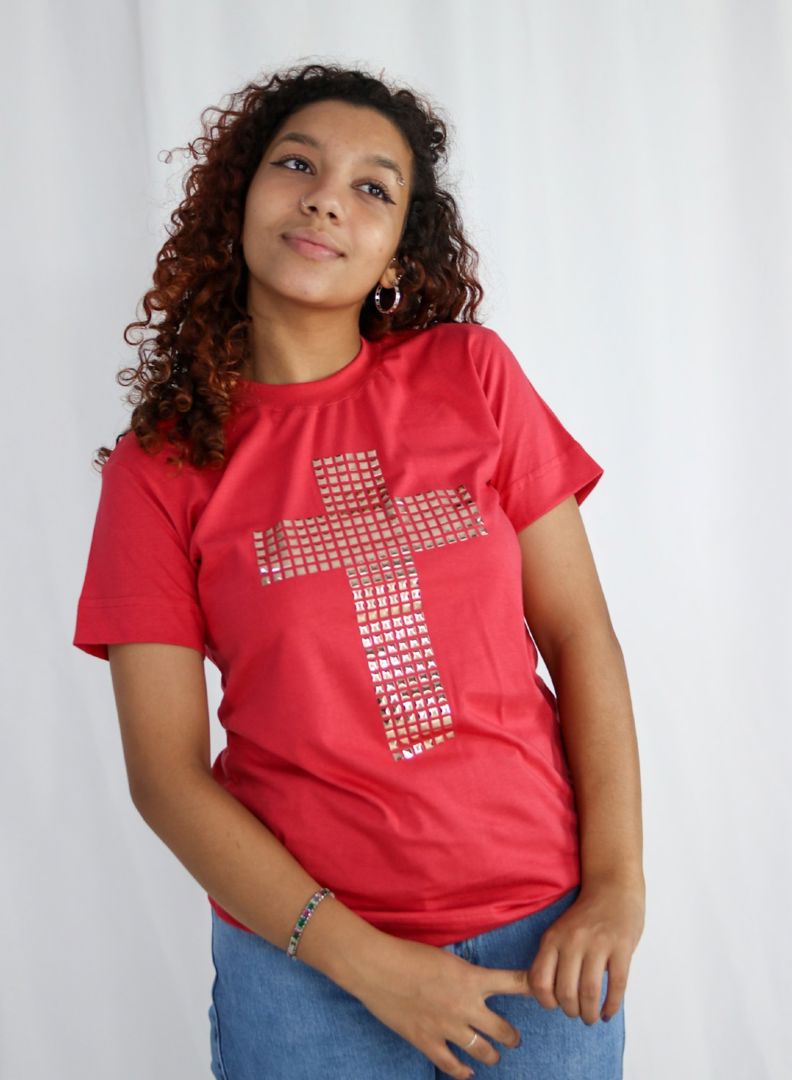 T-SHIRT STRASS QUAD GOLA CANELADA LARGA VERMELHO