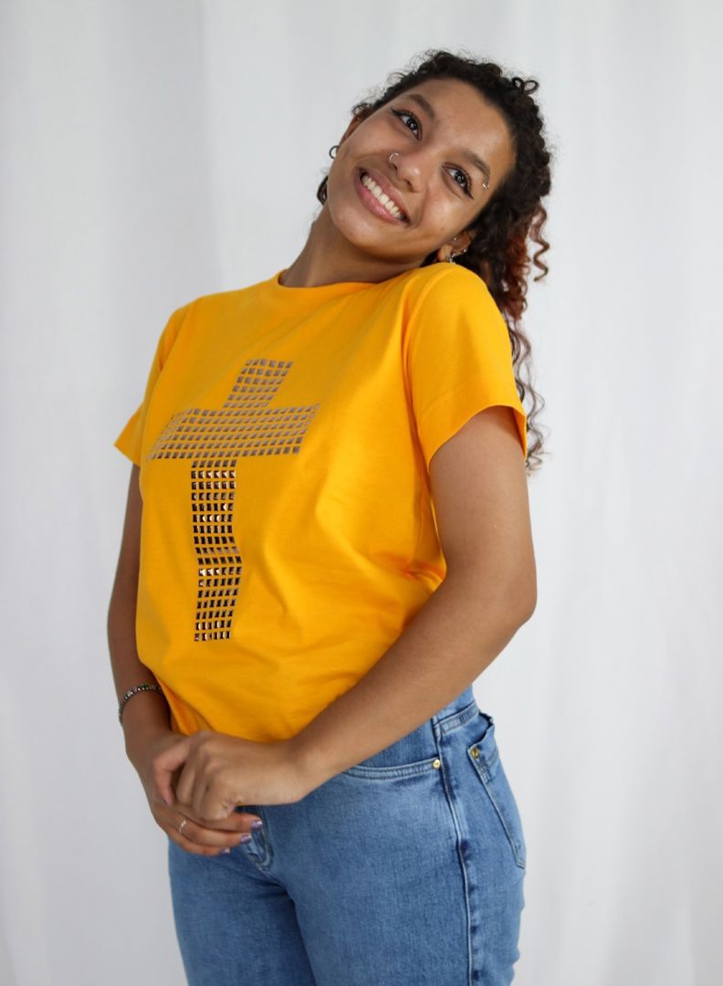 T-SHIRT STRASS QUAD GOLA CANELADA LARGA AMARELO