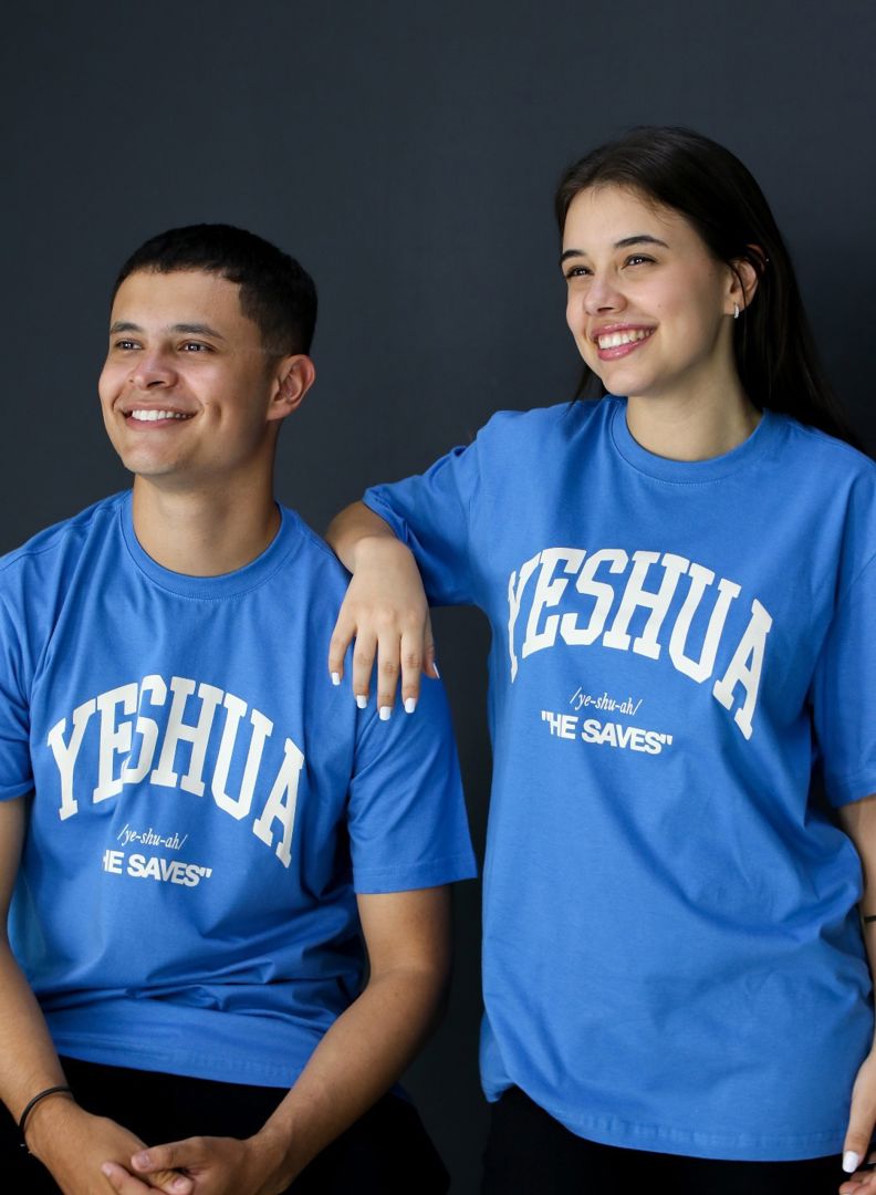 CAMISETA AD YESHUA HE SAVES AZUL